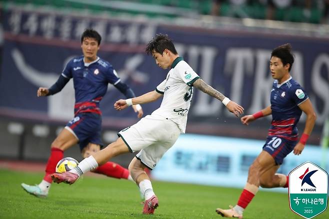 김포의 박동진(가운데)(한국프로축구연맹 제공)
