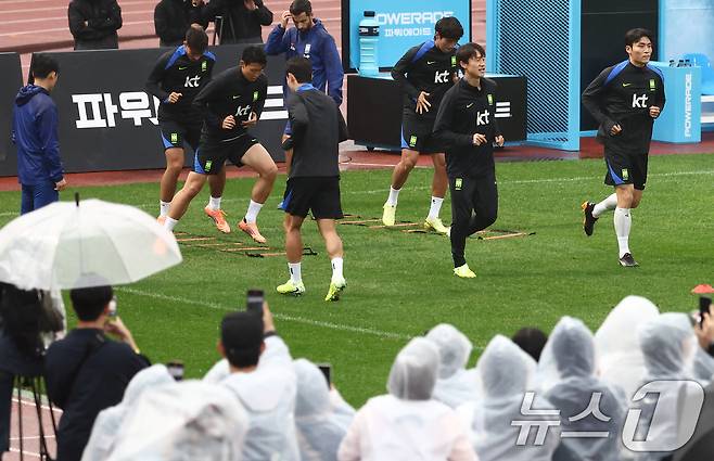 손흥민, 옌스 카스트로프 등 한국 축구 국가대표팀이 7일 오후 경기도 고양시 일산서구 고양종합운동장 보조구장에서 열린 팬 오픈 트레이닝 행사에서 몸을 풀고 있다. 한국 축구대표팀은 오는 10일 오후 8시 서울월드컵경기장에서 브라질과 평가전을 치른 뒤 14일 파라과이와 맞붙는다. 2025.10.7/뉴스1 ⓒ News1 김민지 기자