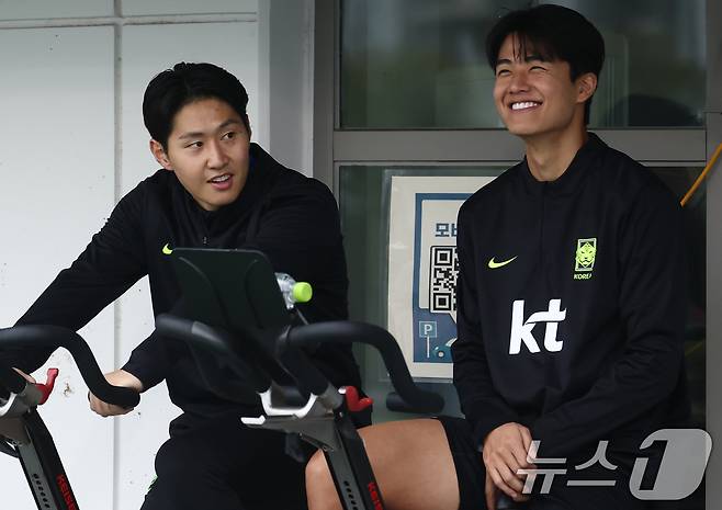 한국 축구 국가대표팀 이강인과 설영우가 7일 오후 경기도 고양시 일산서구 고양종합운동장 보조구장에서 열린 팬 오픈 트레이닝 행사에서 훈련하고 있다. 한국 축구대표팀은 오는 10일 오후 8시 서울월드컵경기장에서 브라질과 평가전을 치른 뒤 14일 파라과이와 맞붙는다. 2025.10.7/뉴스1 ⓒ News1 김민지 기자