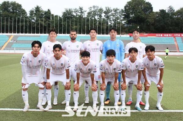 아마추어 K3리그 파주시민축구단 선수단이 경기 전 단체 기념 촬영을 하고 있다. /사진=파주시민축구단