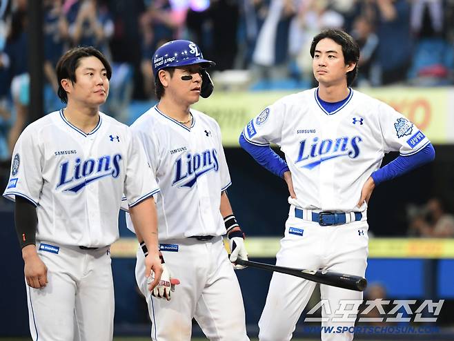 6일 대구 삼성라이온즈파크에서 열린 NC와 삼성의 와일드카드 1차전. NC가 삼성에 4대 1로 승리했다. 경기 종료 후 그라운드를 나서는 삼성 선수들. 대구=송정헌 기자songs@sportschosun.com/2025.10.06/