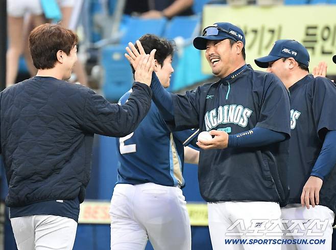 박건우와 하이파이브를 나누며 환하게 웃는 이호준 감독. 대구=송정헌 기자