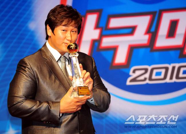 2010년 타격 7관왕을 차지하며 시즌 MVP를 품에 안았던 이대호. 스포츠조선DB