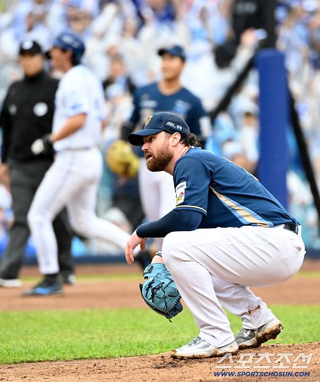 7일 대구삼성라이온즈파크에서 열린 NC와 삼성의 와일드카드 2차전, 1회말 2사 만루 NC 로건이 삼성 이성규에 밀어내기 볼넷을 내주며 아쉬워하고 있다. 대구=허상욱 기자wook@sportschosun.com/2025.10.07/