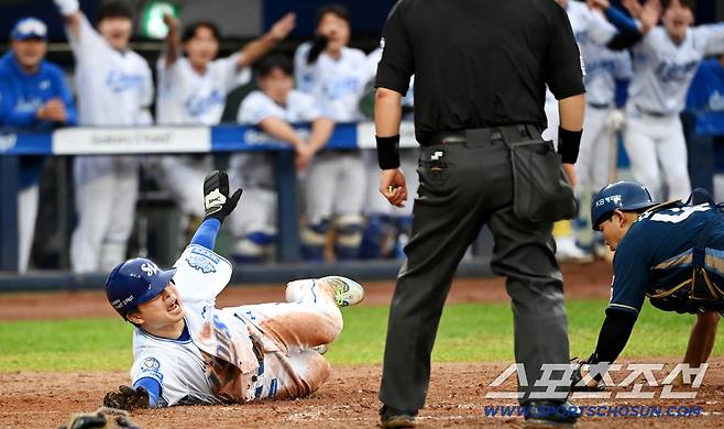 7일 대구삼성라이온즈파크에서 열린 NC와 삼성의 와일드카드 2차전, 8회말 1사 3루 삼성 김성윤의 희생플라이때 3루주자 김헌곤이 홈으로 파고들어 세이프되고 있다.. 대구=허상욱 기자wook@sportschosun.com/2025.10.07/