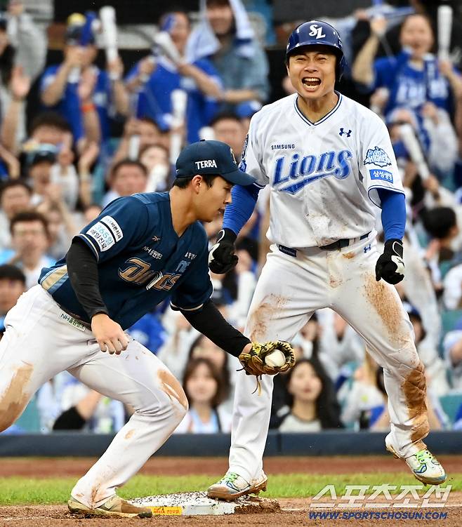 7일 대구삼성라이온즈파크에서 열린 NC와 삼성의 와일드카드 2차전, 8회말 1사 2루 삼성 김성윤 타석때 2루주자 김헌곤이 3루 도루를 성공하며 환호하고 있다.. 대구=허상욱 기자wook@sportschosun.com/2025.10.07/