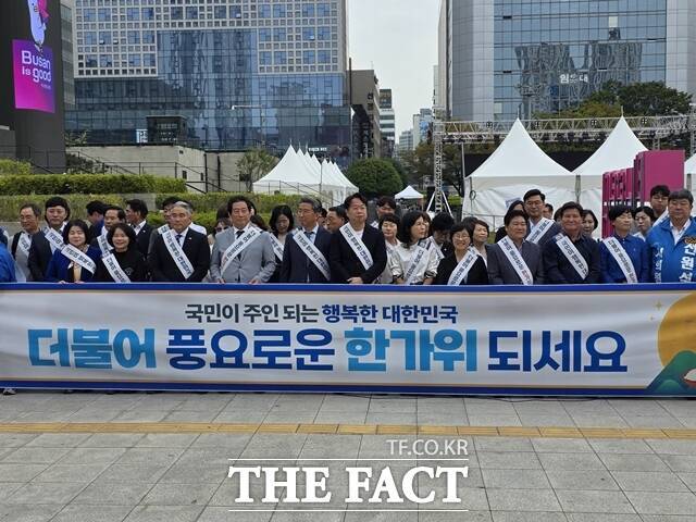 2일 오후 부산역 앞 광장에서 더불어민주당 부산시당이 추석 귀성인사를 하고 있다. /박호경 기자