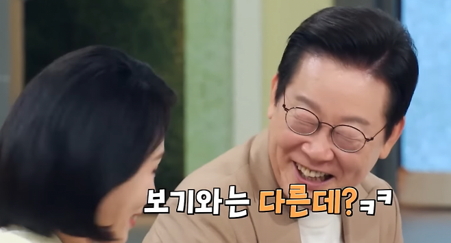 이재명 대통령이 지난 6일 JTBC 예능 '냉장고를 부탁해'에 출연해 김풍 작가의 시래기 피자를 시식한 후 반응을 보이고 있다. JTBC 유튜브 캡처