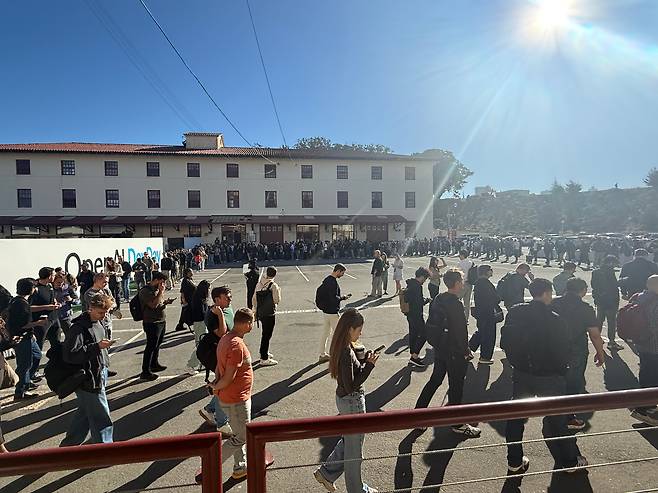 6일(현지 시각) 오전 8시쯤 미 샌프란시스코 포트메이슨에서 '데브데이 2025' 참석자들이 입장을 위한 긴 줄을 늘어섰다./강다은 기자