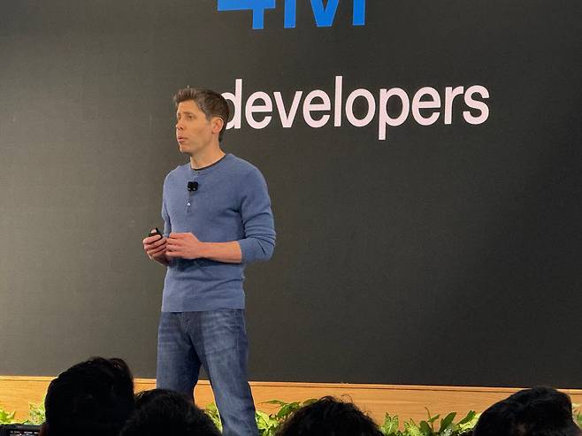 6일(현지 시각) 미 실리콘밸리 포트메이슨에서 열린 오픈AI의 '데브데이 2025' 행사에서 샘 올트먼 오픈AI CEO가 기조연설 하고 있다./강다은 기자