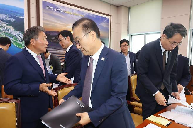 이학재 인천국제공항공사 사장이 8월 21일 서울 여의도 국회에서 열린 국토교통위원회 전체회의에서 김윤덕 국토교통부 장관 등 참석자들에게 노조 고소 관련 입장을 피력하고 있다./뉴시스