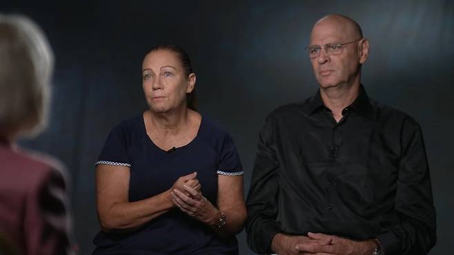 2년 전 10월7일 이른 아침, 하마스 테러범들의 기습 공격을 받은 키부츠에 살고 있던 아들의 구조 요청 전화를 받고 달려갔던 노암 티본 예비역 소장과 아내 갈리가 CBS 방송의 60minutes 인터뷰하는 모습./CBS