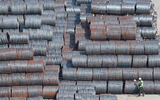 지난 8월 25일 경기 평택시 포승읍 평택항에 철강 제품들이 쌓여있는 모습. /뉴스1