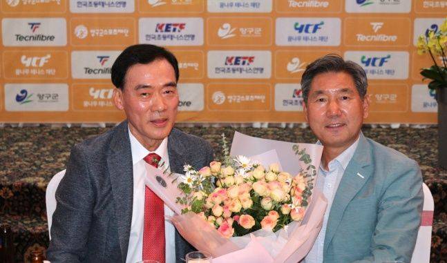 한국초등테니스연맹 정성헌 회장-서흥원 양구군수. ⓒ 한국초등테니스연맹