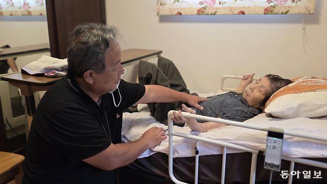 일본 이바라키현 쓰쿠바시에서 재택의료기관인 홈옴클리닉을 운영하는 히라노 구니요시 원장이 90대 환자 집을 방문해 방문 진료를 하고 있다. 쓰쿠바시=박성민 기자 min@donga.com