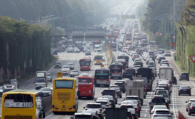 서울 서초구 잠원IC 인근 경부고속도로 하행선에서 차량이 정체를 빚고 있다. 연합뉴스