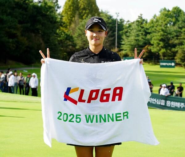 2025년 한국여자프로골프(KLPGA) 투어 '변형 스테이블포드 방식'의 동부건설·한국토지신탁 챔피언십 우승을 차지한 김민솔 프로가 우승 기념 촬영하는 모습이다. 사진제공=KLPGA (사진을 무단으로 사용하지 마십시오.)