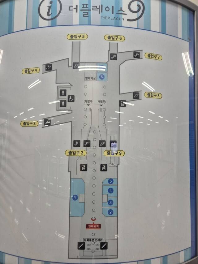 서울지하철 9호선 가양역 1, 10번출구 방면 개찰구와 2∼9번출구 방면 개찰구 사이에 엘리베이터와 에스컬레이터 등의 위치를 알리는 표지판이 설치돼 있지만, 어느 엘리베이터가 각각 지상 또는 지하2층 승강장으로 향하는 것인지 구분이 불분명하다. 정인선 기자