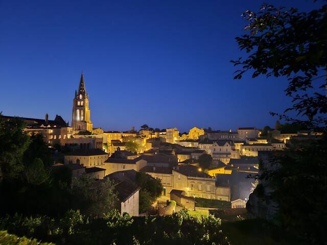 프랑스 남서부의 마을 생테밀리옹의 야경. 왼쪽에 마을을 상징하는 석회암 교회 건물의 첨탑이 보인다. 천호성 기자