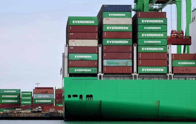 지난달 26일 미국 캘리포니아주 로스앤젤레스(LA) 항구에서 선적 컨테이너가 하역되고 있는 모습. 로스앤젤레스=AFP 연합뉴스