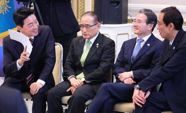 지난달 11일 청와대 영빈관에서 열린 이재명 대통령 취임 100일 기자회견에서 참모진이 대화하고 있다. 왼쪽부터 강훈식 대통령 비서실장, 위성락 국가안보실장, 김용범 정책실장, 우상호 정무수석. 연합뉴스