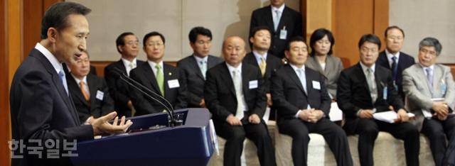 2008년 4월 13일 이명박 대통령이 청와대 춘추관 브리핑룸에서 수석비석관들을 배석시킨 가운데 미·일 순방 관련 대국민 기자회견을 갖고 미국·일본 순방 계획 및 새 정부의 외교·대북 정책과 향후 국정 운영 방향 등을 설명하고 있다. 한국일보 자료사진