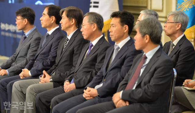 2017년 8월 17일 취임 100일을 맞은 문재인 대통령이 청와대 영빈관에서 내·외신 기자회견을 하는 가운데 참모진들이 배석해 있다. 한국일보 자료사진