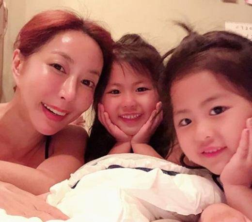 슈와 쌍둥이 딸들의 어린 시절 모습. 슈 SNS