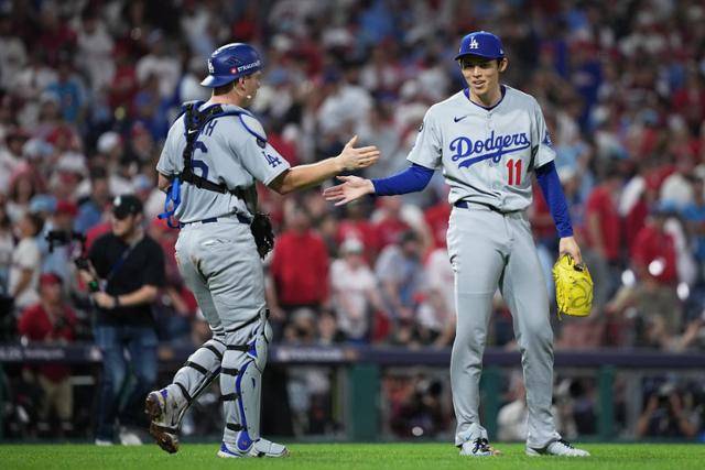 LA 다저스의 사사키 로키(오른쪽)가 7일(한국시간) 미국 펜실베이니아주 필라델피아 시티즌스뱅크파크에서 열린 필라델피아와 2025 MLB NLDS 2차전 원정경기에서 4-3 승리로 마무리한 뒤 포수와 하이파이브를 하고 있다. 필라델피아=AP 연합뉴스