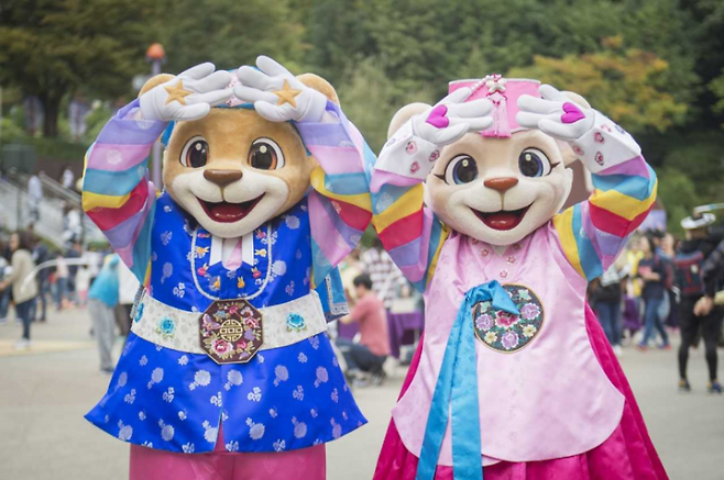 에버랜드 한복 캐릭터 포토타임에 등장하는 레니와 라라