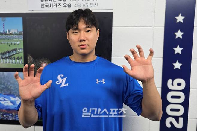 1년 만에 가을야구 등판 꿈을 이룬 2006년생 배찬승에게, 지난해 직관 때 했던 사자 포즈를 다시 한 번 부탁했다. 대구=윤승재 기자