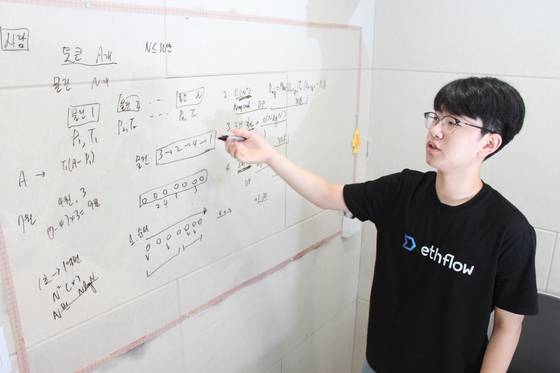 지난 2일 경기 수원의 한 스터디카페에서 변재우군이 화이트보드에 국제 정보올림피아드에서 나온 문제를 풀고 있다. 변군의 티셔츠에는 암호화폐 이더리움 네트워크 거래 흐름을 분석하는 프로그램 ‘ethflow’가 적혀 있다. 이더리움 창시자 비탈릭 부테린(31)은 18세 당시인 2012년 국제 정보올림피아드에서 동메달을 땄다. 김민상 기자
