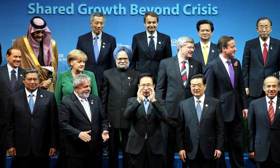 이명박 대통령이 2010년 11월 12일 서울 강남구 삼성동 코엑스에서 열린 서울 G20(주요20개국)정상회의에 참가한 정상들과 기념촬영을 마친 뒤 취재진에게 촬영이 다 끝났는지 묻고 있다. 앞줄 왼쪽부터 수실로 밤방 유도요노 인도네시아 대통령, 루이스 이나시오 룰라 다 실바 브라질 대통령, 이명박 대통령, 후진타오 중국 주석, 펠리페 칼데론 멕시코 대통령.   둘째줄 왼쪽부터, 실비오 베를루스코니 이탈리아 총리, 앙겔라 메르켈. 연합뉴스