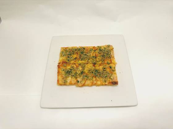 오는 10월 24~26일 열릴 '2025 통영 어부장터'에서 선보일 국내 정상급 셰프 7인이 개발한 시그니처 메뉴 중 하나인 '멸치 포카치아 피자'. 사진 통영시