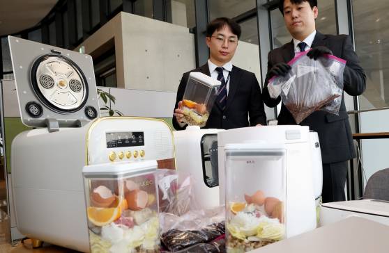 한국소비자원 관계자들이 23일 세종시 정부세종청사 공정거래위원회에서 소비자 선호도가 높은 9개 가정용 음식물처리기 제품의 품질 및 안전성 시험 평가 내용을 설명하고 있다. 뉴스1