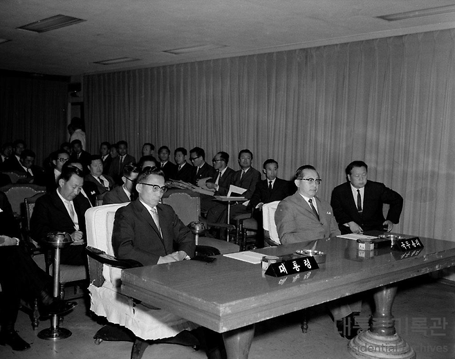 박정희 전 대통령이 1965년 관계부처로부터 월간 경제동향 보고를 청취하고 있다. 국가기록원 제공