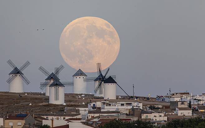 6일(현지시간) 스페인 시우다드레알주 캄포데크립타나 상공에 ‘추수달(하베스트 문)’이 밝게 떠오르고 있다. EPA 연합