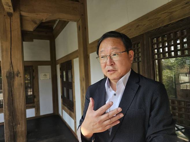 조균석 이화여대 법학전문대학원 명예교수가 지난달 26일 서울 서대문구 교정에서 대표 편집자로 참여한 '형법 주해' 서적에 대해 설명하고 있다. 이정헌 기자