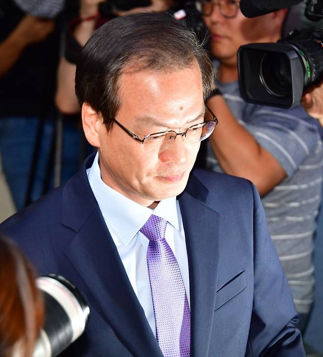 드루킹 댓글조작 사건을 수사해 온 허익범 특별검사팀이 2018년 8월 서울 강남구 특검 사무실에서 열린 대국민 보고에서 특검 수사의 최종 결과 발표를 위해 입장하고 있다. 국민일보DB