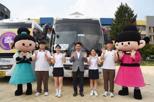 김동근 의정부시장이 통학버스를 이용하는 학생들과 기념촬영을 하고 있다. 의정부시 제공