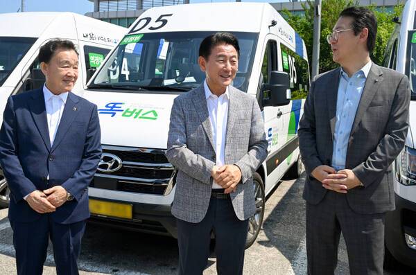 김동근 의정부시장이 똑버스 운행 사항을 점검하고 있다. 의정부시 제공