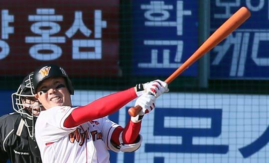 2012년 한국시리즈 3차전에서 삼성 상대로 홈런 치는 박진만. 사진[연합뉴스]