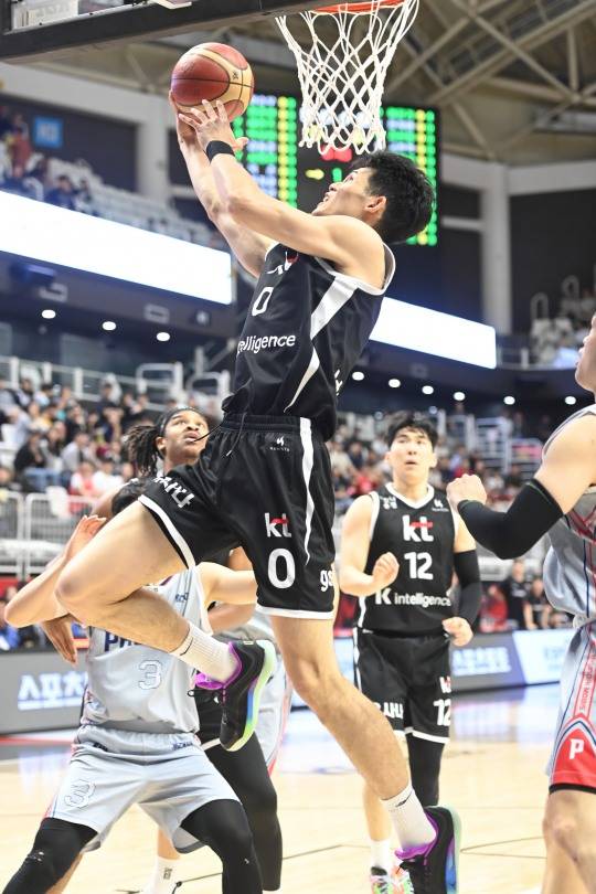 하윤기의 리버스 레이업 슛. 사진[연합뉴스]