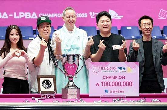 레펀스가 시상식에서 후 강동궁 조건휘 조예은 등 SK렌터카 팀 동료와 관계자와 기념촬영하고 있다. (사진=PBA)