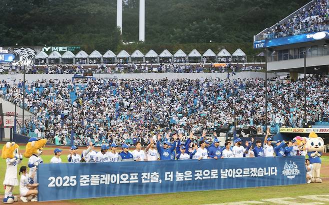 7일 대구 삼성라이온즈파크에서 열린 2025 KBO 포스트시즌 와일드카드 2차전 삼성 라이온즈와 NC 다이노스의 경기에서 삼성 선수들이 승리한 뒤 준플레이오프 진출을 기뻐하고 있다.  연합뉴스