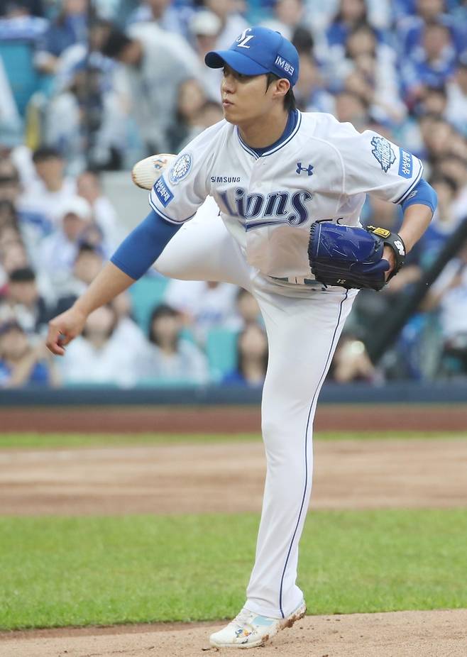 7일 대구 삼성라이온즈파크에서 열린 2025 KBO 포스트시즌 와일드카드 2차전 삼성 라이온즈와 NC 다이노스의 경기. 삼성 선발투수 원태인이 역투하고 있다. 연합뉴스