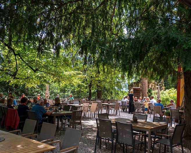 티펜브루너 와이너리의 레스토랑. 고성에서 맛있는 와인과 음식을 즐길 수 있다. [사진=전형민 기자]