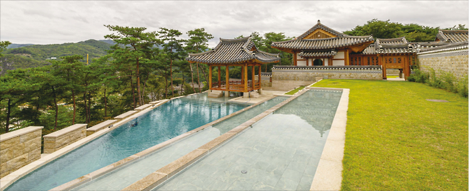 강원 영월군에 문을 연 한옥 호텔 ‘더한옥헤리티지’ 내 독채에는 마치 ‘경회루’를 연상시키는 수영장도 있다. 이른 아침 자욱히 깔린 안개를 벗삼아 정자에 앉아 있으면 신선놀음이 따로 없다. (윤관식 기자)