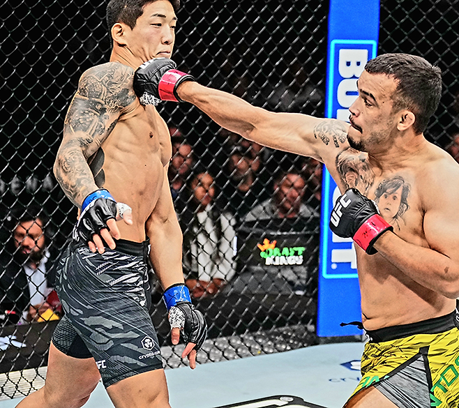 ‘좀비 주니어’ 유주상이 2025년 10월 미국 네바다주 패러다이스의 티모바일 아레나 UFC320 계약 체중 69.4㎏ Preliminary card 제3경기 다니에우 구스타부 곤자가 산투스에게 맞고 있다. 사진=TKO