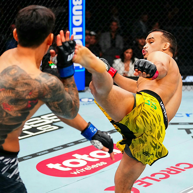 ‘좀비 주니어’ 유주상이 2025년 10월 미국 네바다주 패러다이스의 티모바일 아레나 UFC320 계약 체중 69.4㎏ Preliminary card 제3경기 다니에우 구스타부 곤자가 산투스에게 맞고 있다. 사진=TKO